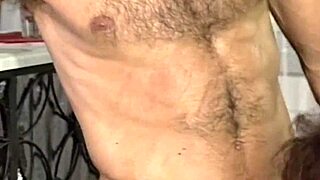 кафява зряла барманка получава анално чукане от нетърпелив клиент