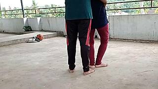 छत पर खड़ी पड़ोसी की सुन्दर बीवी को पटाया और फिर दर्द नाक चोदा xxx bhabhi sex