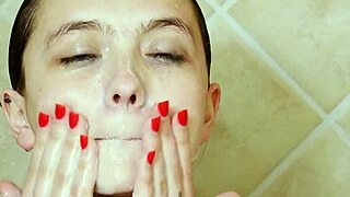 Modelul brunetă fermecătoare se spală sub duș