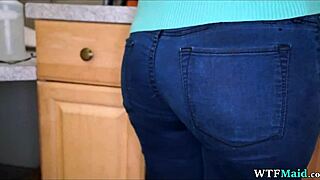 Charlando con mi nueva mucama latina cachonda