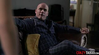 ¡Joder! Padrastro azota duro a la hijastra antes de abrirle el culo anal apretado