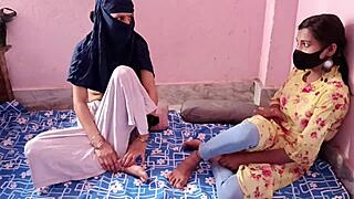 दो सौतेली बहनों ने एक ही यार से थ्रीसम चुदाई करवाई हिंदी टॉकिंग