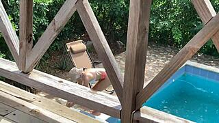 Mientras mi esposa se broncea, ¿por qué no follar con mi cuñada?