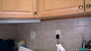 Charlando con mi nueva mucama latina cachonda