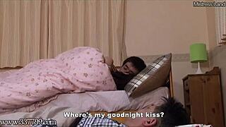 Il marito cuckold giapponese pulisce la fica creampie della moglie dopo averla condivisa