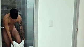 Kolumbijska MILF Monique Fuentes jebe muževog sina Danner Mendeza, ostavljajući ga da curi od mleka