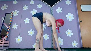 この可愛いミルフのヨガワークアウト中のビキニ乳首スリップに狂っちゃう！