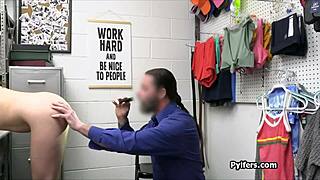 Świetna młoda laska z dużymi cyckami złapana przez ochroniarza w pracy