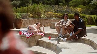 维奥莱特·迈尔斯在首次群交中接受8个BBC