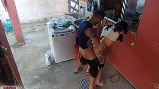 a patroa saiu e a empregada nao resistiu ao meu pau ereto, foi tao intenso