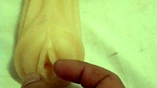 애니 걸, 솔로 자위에서 손가락과 엉덩이로 인공 보지 박아