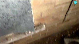 عاهرة الشارع تحط أشياء في كسها وهي تجري