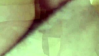 الفتى النحيف ينيك اللاعب الرياضي من الأسفل بدون واقي