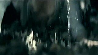 poglej to erotično sceno, kjer se ljubka punca kaznuje in gola z glasbo