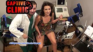 Nahý za scénou s Helenou Price počas divokého nemocničného sexuálneho natáčania