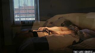 Přirozená kráska třese velkýma koze ma při drhnutí chlupaté kundy!