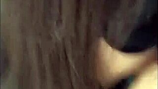 大学生カップル　トイレでセックス　男の子フェラしてもらったあと生挿入立ちバッ外だし射精いやらしい出し入れ