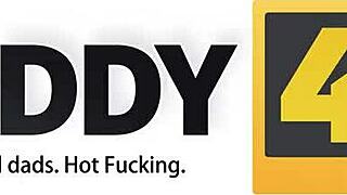 Dolly Diore pokazuje seksi donje rublje starijem muškarcu.