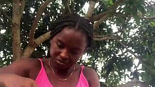  Troia pazza scarta il pacco davanti a estranei