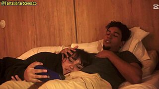 Sleduju film s nevlastní sestrou, ona mi kouří