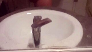 Mladík si sahá sám v pokoji