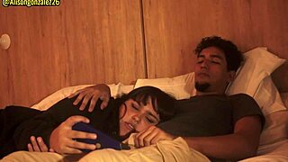 Søvnig stedbror, lad mig ligge på dine ben men put ikke din pik i min mund