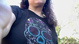 Poskakující prsa a močící píča se špinavýma nohama