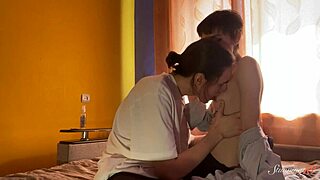 Teen 18+ Alisa melkt Dorians Monsterschwanz trocken nach dem Bücken in Höschen.