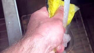 Yo, landpige med naturlige patter scorer sin første creampie