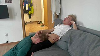 Le di una mamada profunda a mi hermanastro, lamí su semen