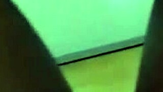 Скрытая камера ловит студенток без трусов снизу