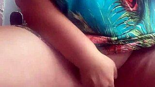 en p�blico dedeando pussy