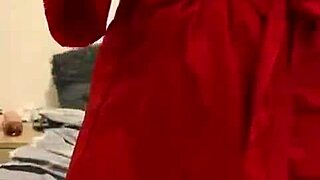 Saya tengok brunette lingerie merah main tetek besar, tapi dia kecil 18+ dan seksi