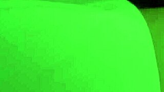 Мачеха делит постель в гостинице, поэтому я ебу тугую пизду до спермы на лице