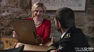 Triolisme italien chaud et excité avec des nanas sauvages et une grosse bite