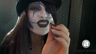 Hed agent i sexet outfit dingler store patter og ryger