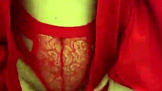 Saya tengok brunette lingerie merah main tetek besar, tapi dia kecil 18+ dan seksi