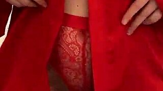 Saya tengok brunette lingerie merah main tetek besar, tapi dia kecil 18+ dan seksi