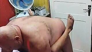 Tiuzao e a novinha tarada essa novinha tem uma tara pelo velho ela gosta de meter com ele todos os dias