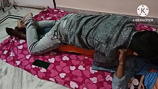 Žena se špiní s manželem v ložnicové akci 18. února