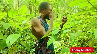 Зрелая BBW MILF стонет на большом члене в уличных кустах