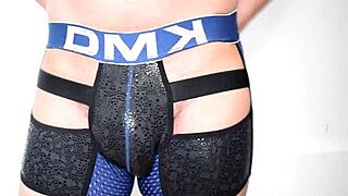 Hombre en bóxer gay cachondo