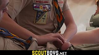 Kote Besar Isi Dua Budak Twink Mentah Berturut-Turut Dalam Uniform Scoutboys Kumpulan Bareback