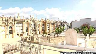 ジャケリンが顔に精液をかけて手コキしてから舐め取る