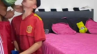 Sexo gay in pantalon adidas