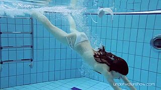 Roxalana Cheh ukazuje oholená pičku pod vodou ako sexy ryšavka