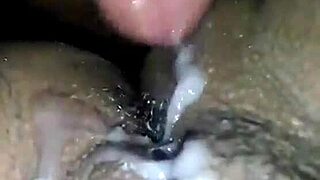 enchendo a boceta da safada de leite