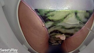 بول في الكيلوت تبلل على المرحاض كام 😳💦