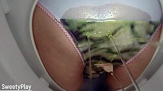 변기 위 팬티 오줌 싸기 젖은 캠 😳💦