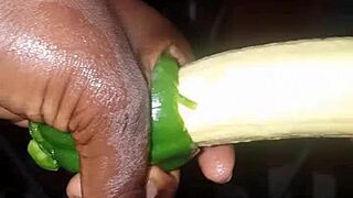 Plantain Versus Poivron: She Gets Wet And Cums From Masturbation
